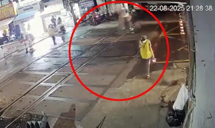 Clip TNGT: Mắt để sau lưng, thanh niên xe máy đâm thẳng vào barie chắn tàu